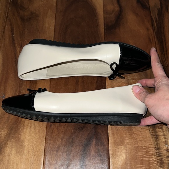 New -never worn matte cream with shiny black toe and bow flats - Picture 2 of 4